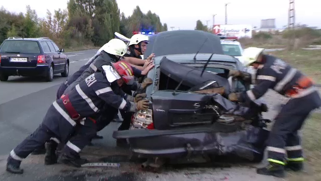 Patru oameni raniti intr-un accident grav, in Timisoara. Manevra imprudenta facuta de un sofer de 20 de ani, fara experienta