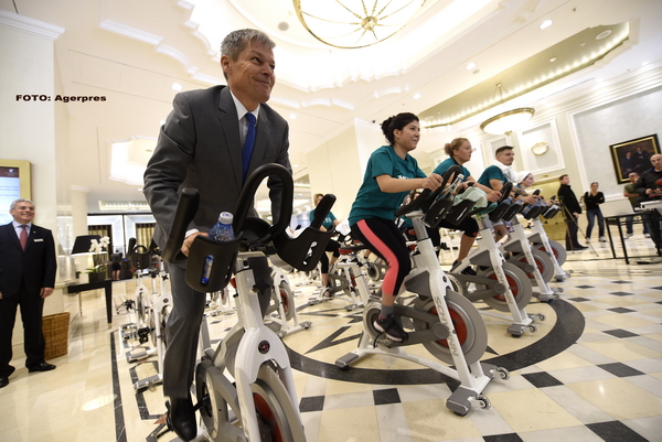 Premierul Dacian Ciolos a pedalat pe o bicicleta statica in holul unui hotel, inainte de a participa la o conferinta - Imaginea 1