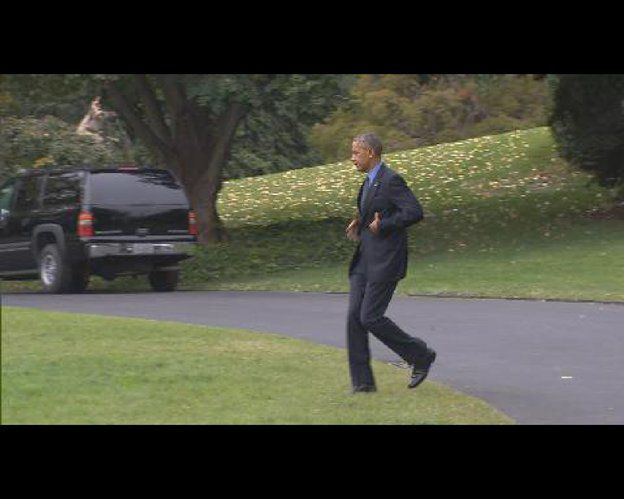 Momentul in care Barack Obama a realizat ca si-a uitat telefonul in casa si s-a intors dupa el. 