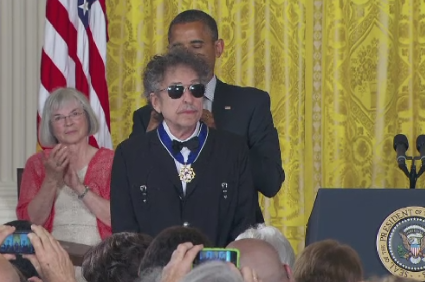 Bob Dylan a primit Nobelul pentru Literatura. Obama il felicita, unii scriitori il contesta: 