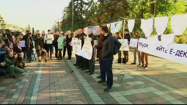 Protest atipic in fata Parlamentului de la Kiev, cu lenjerie intima masculina intinsa pe sarma. Semnificatia gestului