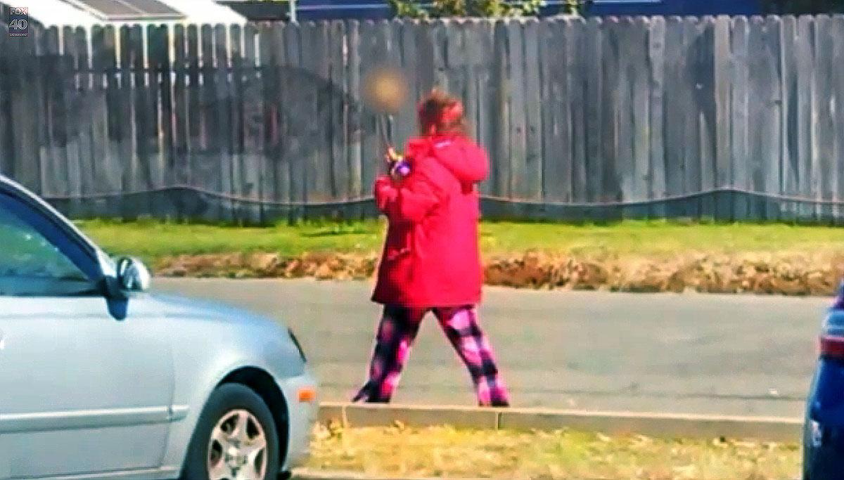 O femeie s-a plimbat pe strada cu un craniu uman infipt intr-un bat. Descoperirea facuta de politisti dupa ce au abordat-o