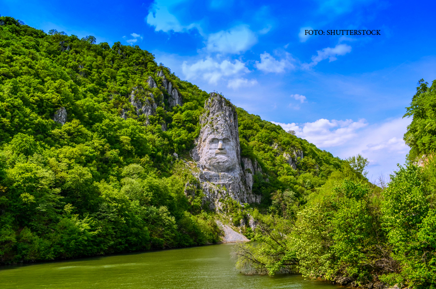 Turism fara viziune, la Clisura Dunarii. Una dintre cele mai mari statui din lume se degradeaza, ignorata de romani