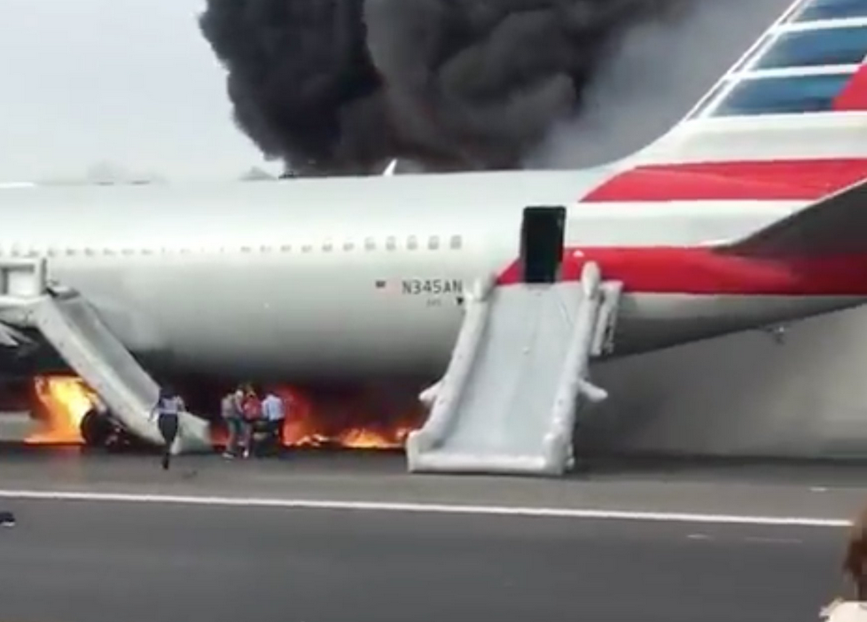 Mai multe persoane, ranite usor dupa ce un Boeing American Airlines a luat foc la decolare pe aeroportul O'Hare din Chicago