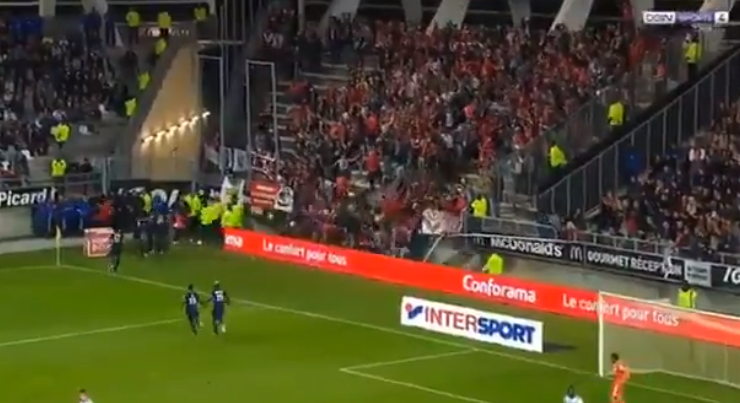 Zeci de suporteri răniți după ce o balustradă s-a rupt la meciul Amiens-Lille