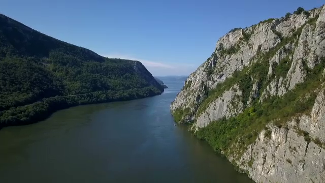 Romania arunca bani, oportunitati si timp pretios pe apa Dunarii. Lectia primita de la sarbi