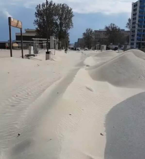 Fenomen rar surprins în Mamaia. Dune de nisip, formate în zona de promenadă
