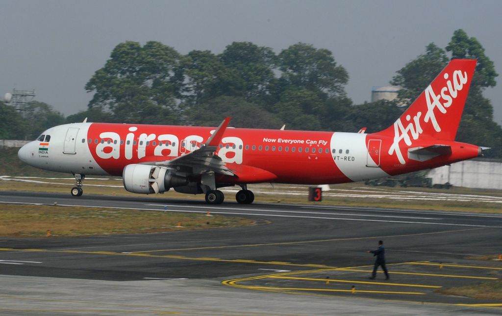 Echipajul unui avion AirAsia este acuzat de pasageri că a provocat panică după ce a început să țipe în timpul zborului
