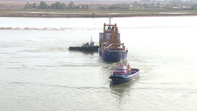 Navă străină cu 15 marinari la bord, eșuată într-un banc de nisip pe Dunăre
