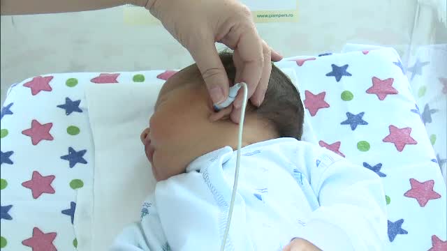 Programul care le poate oferi șansa la o viață normală bebelușilor cu probleme de auz, ignorat de autorități