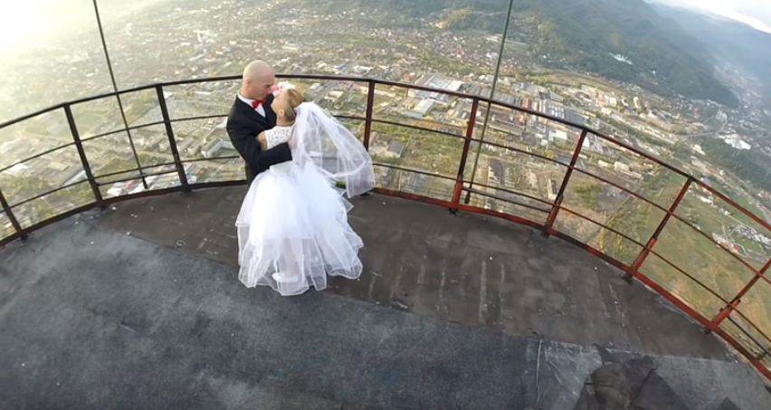 Nuntă pe cel mai înalt horn din România. Flaviu Cernescu a urcat cu mireasa la 351 de metri