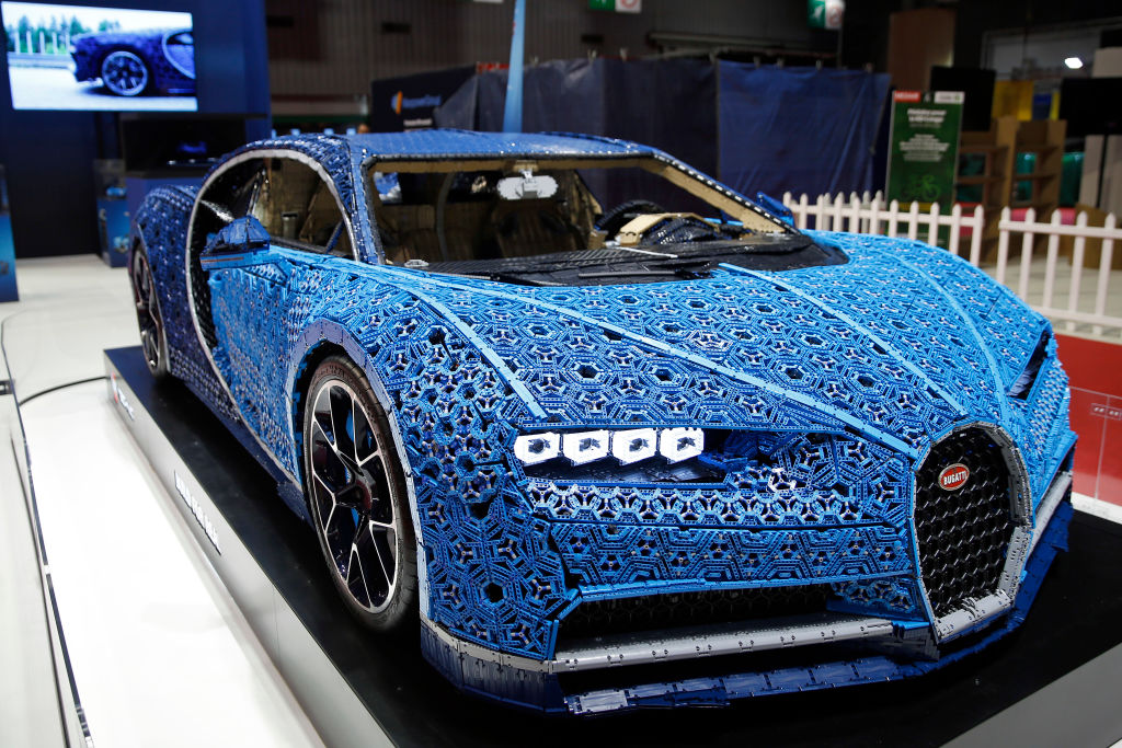 Bugatti Chiron făcut din lego, expus la Salonul Auto de la Paris