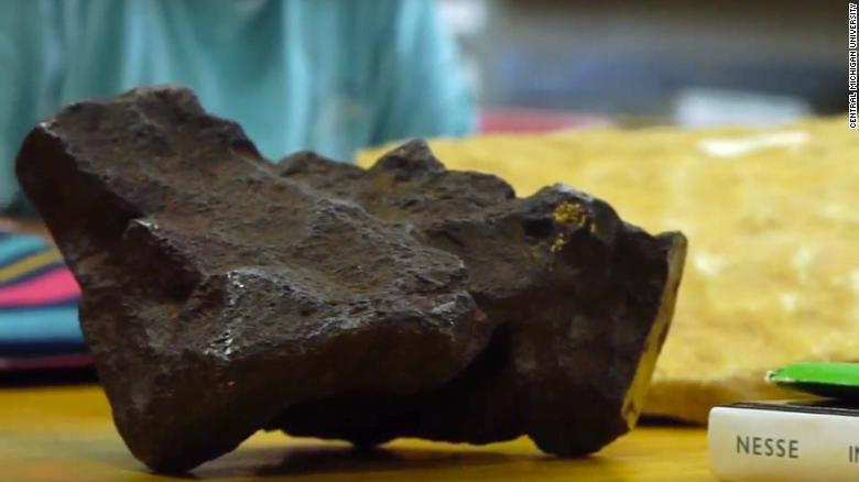 Meteorit de 100.000 de dolari, folosit pe post de opritor pentru uşă. Descoperirea unui profesor de origine română