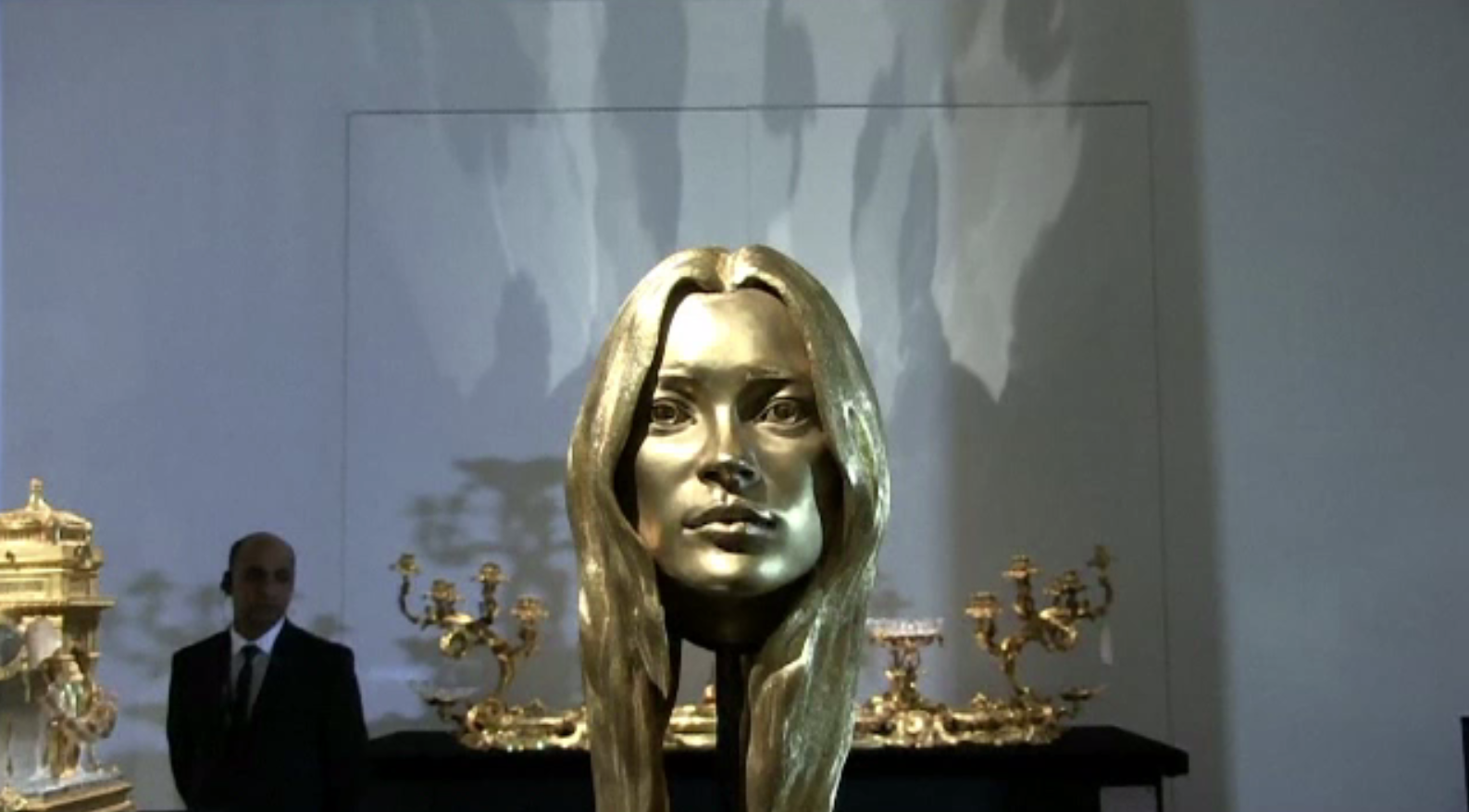 Prețul cerut pentru o sculptură din aur a chipului modelului Kate Moss