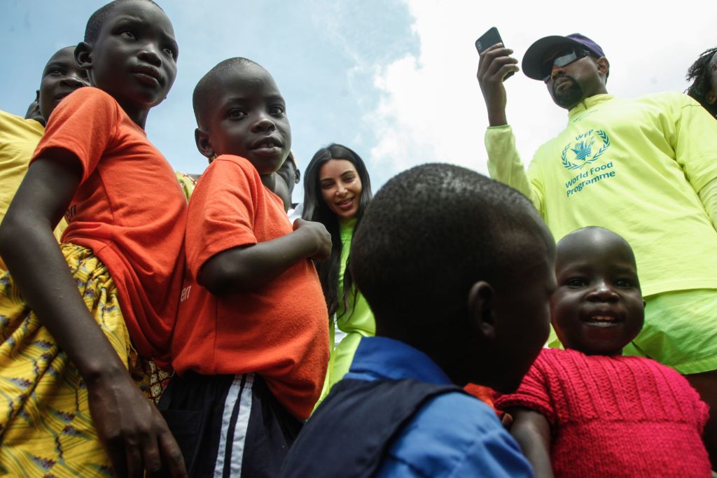 Kanye West și Kim Kardashian, vizită în Uganda. Au donat pantofi sport unor copii orfani