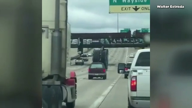 Scenele filmate pe o autostradă în SUA. Un cilindru uriaș s-a rostogolit printre mașini