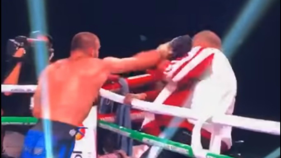 Momentul în care un boxer își ia la bătaie propriul antrenor la finalul unui meci. VIDEO