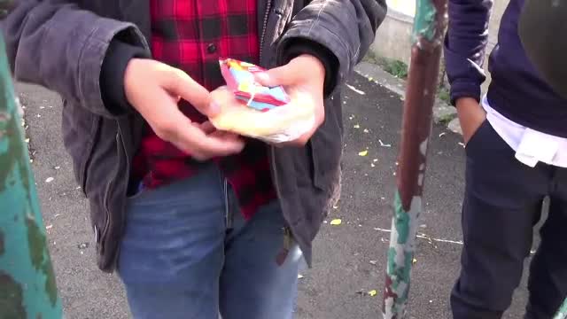 În şcolile din România se vând ilegal sucuri şi dulciuri. Experţii spun că dependenţa e similară cu cea dată de droguri