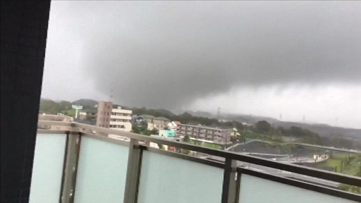 Ochiul celui mai distrugător taifun din ultimii 60 de ani a atins Japonia. A fost filmată și o tornadă
