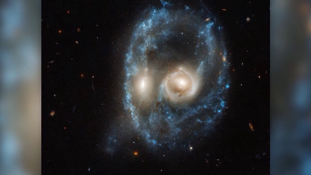Imagine uimitoare surprinsă în spaţiu. Două galaxii par că formează chipul unui supererou
