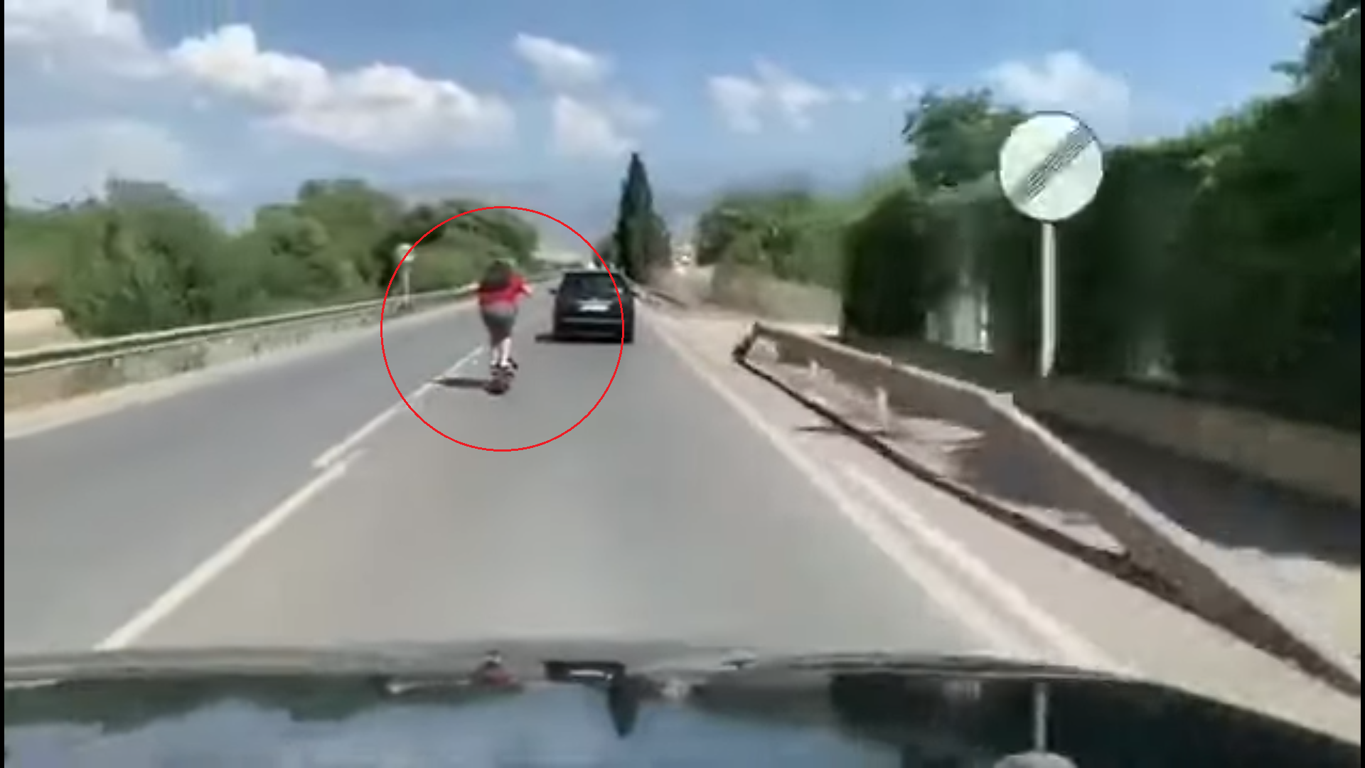 VIDEO. Tânăr pe trotinetă, filmat când merge cu peste 100 km/h. A încercat să depășească o mașină