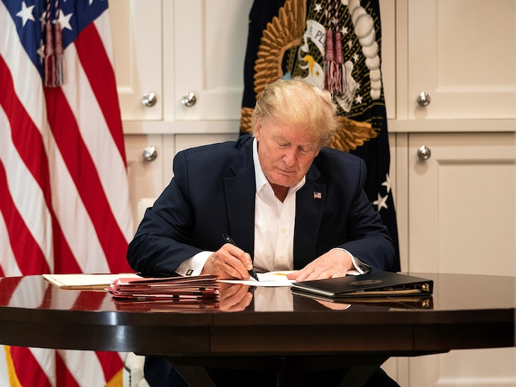 Trump, ţinta ironiilor. Pare să semneze o hârtie goală într-o fotografie postată de Casa Albă