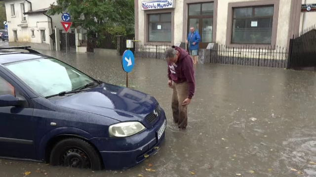 O ploaie torențială a făcut prăpăd în orașul Botoșani. Mașinile au rămas blocate în şuvoaie