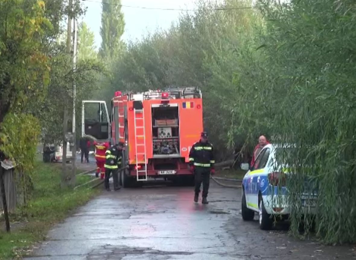 Evacuat din casă, un bărbat din Bacău i-a dat foc și s-a sinucis