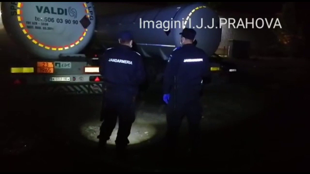 Doi bărbaţi, prinși de jandarmii din Prahova în timp furau GPL direct dintr-o cisternă