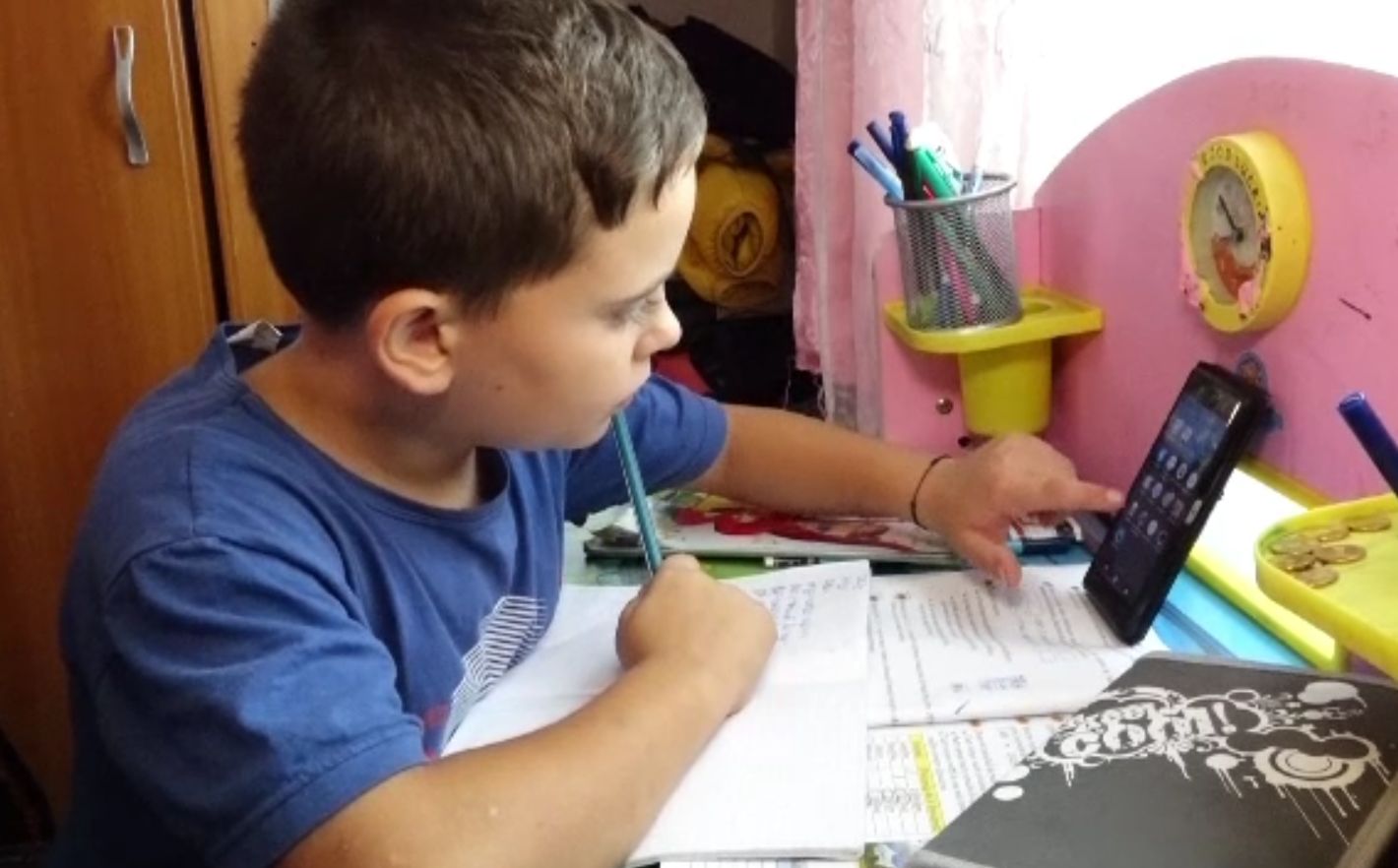 Școala online merge greu la țară. În Prundu Bârgăului, Marian se chinuie de pe telefonul fratelui mai mare