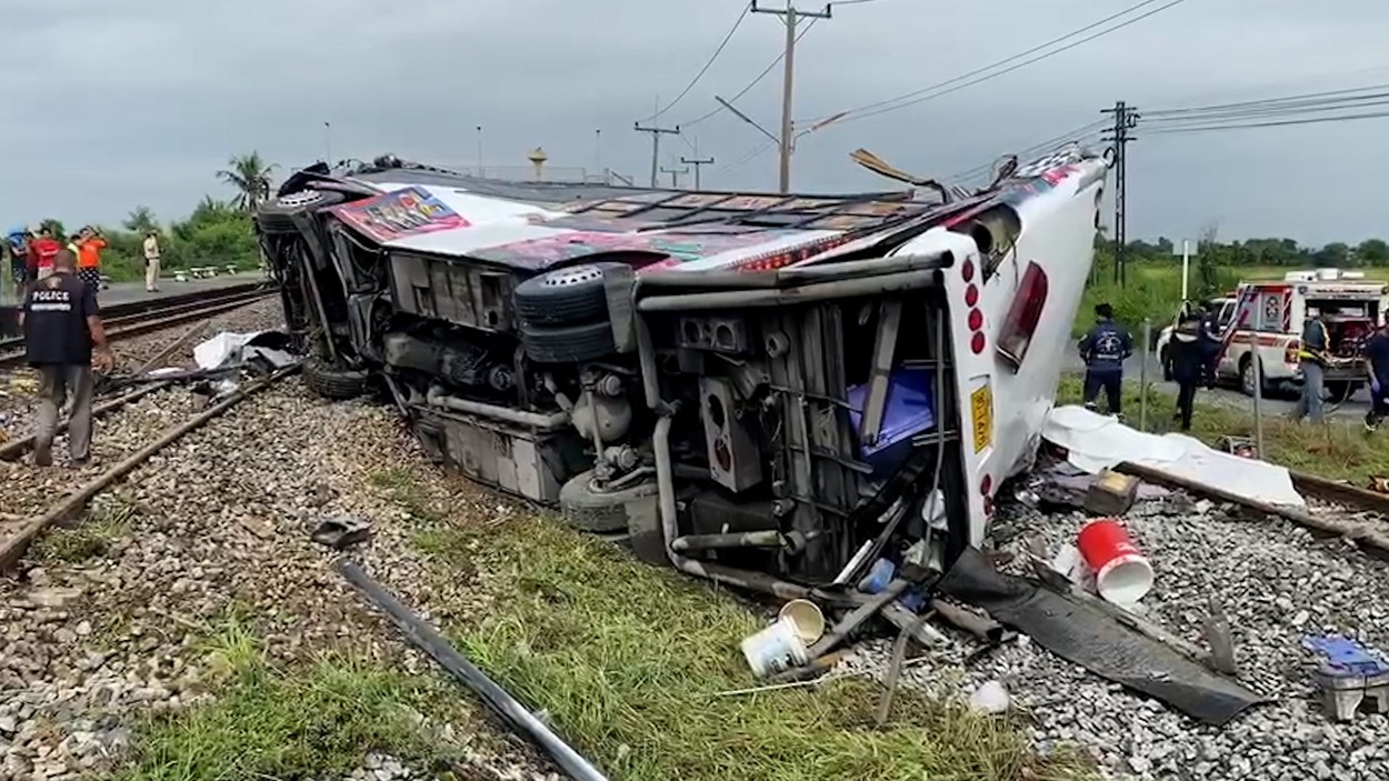 Tragedie de proporții în Thailanda. Zeci de morți, după coliziunea dintre un tren și autobuz de pasageri. VIDEO