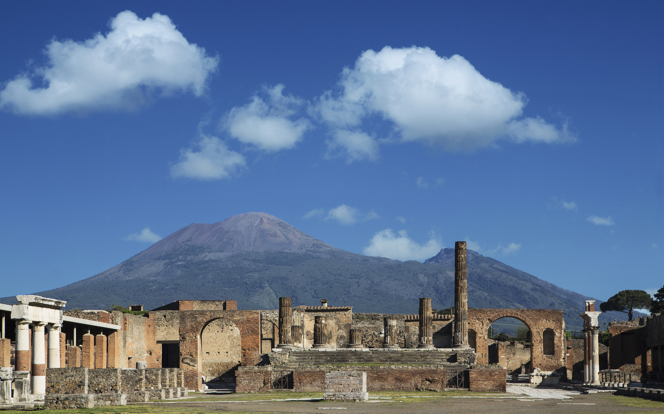 O turistă care a furat mai multe obiecte din orașul antic Pompeii le-a returnat, spunând că sunt blestemate. Ce a pățit