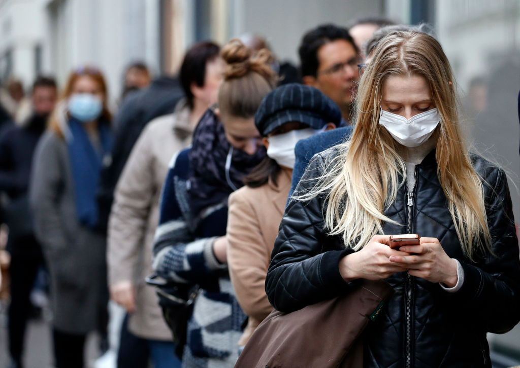 Valul doi al pandemiei apasă tot mai greu asupra Europei. Mulți ignoră în continuare restricțiile