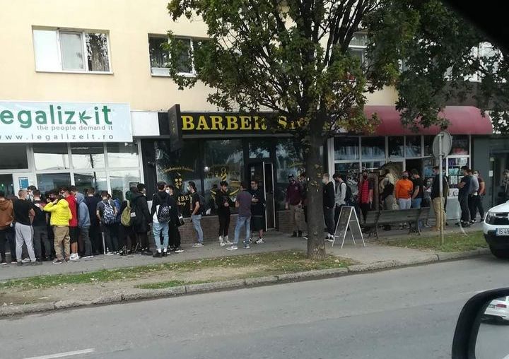 Coadă de zeci de persoane la inaugurarea unui magazin cu produse de canabis, la Iași