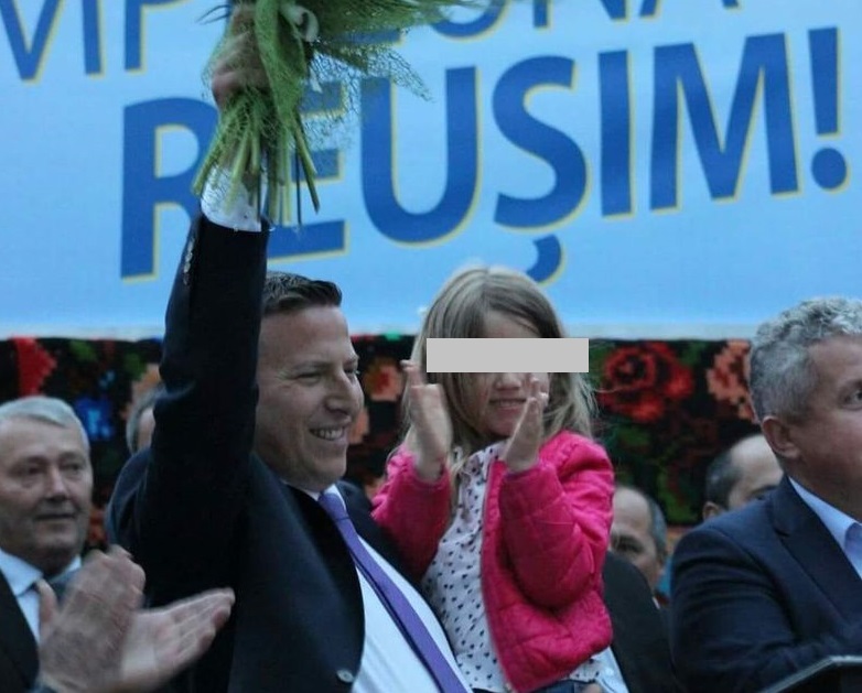 Primarul din Sângeorz-Băi, filmat umilindu-şi fiica, a fost validat pentru un nou mandat. A pus o fotografie chiar cu copila