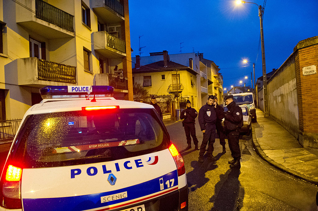 Atac terorist în apropiere de Paris. Un profesor a fost decapitat în mijlocul străzii