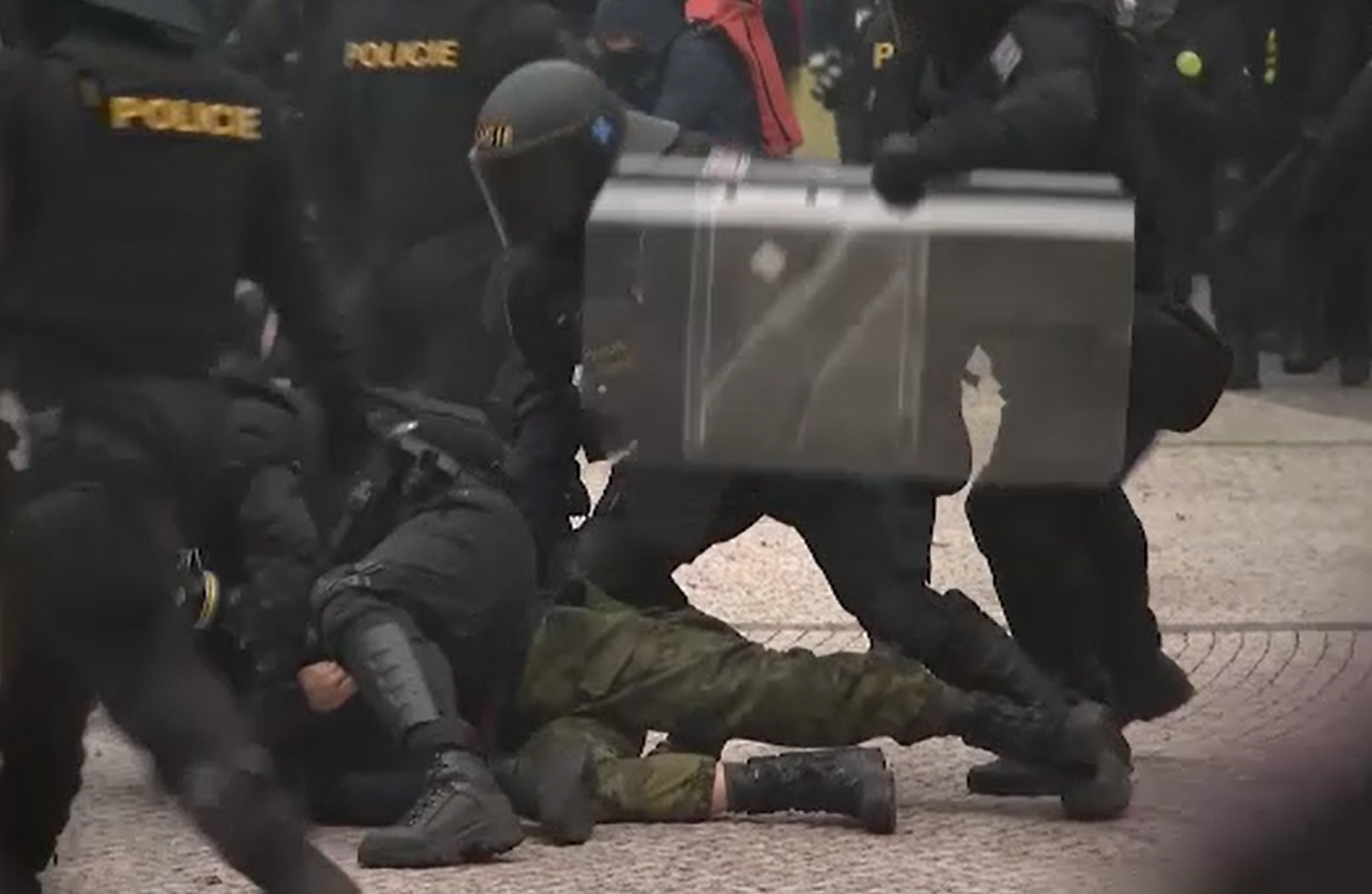 Proteste violente în Praga, din cauza restricțiilor. Poliția a intervenit cu tunuri cu apă