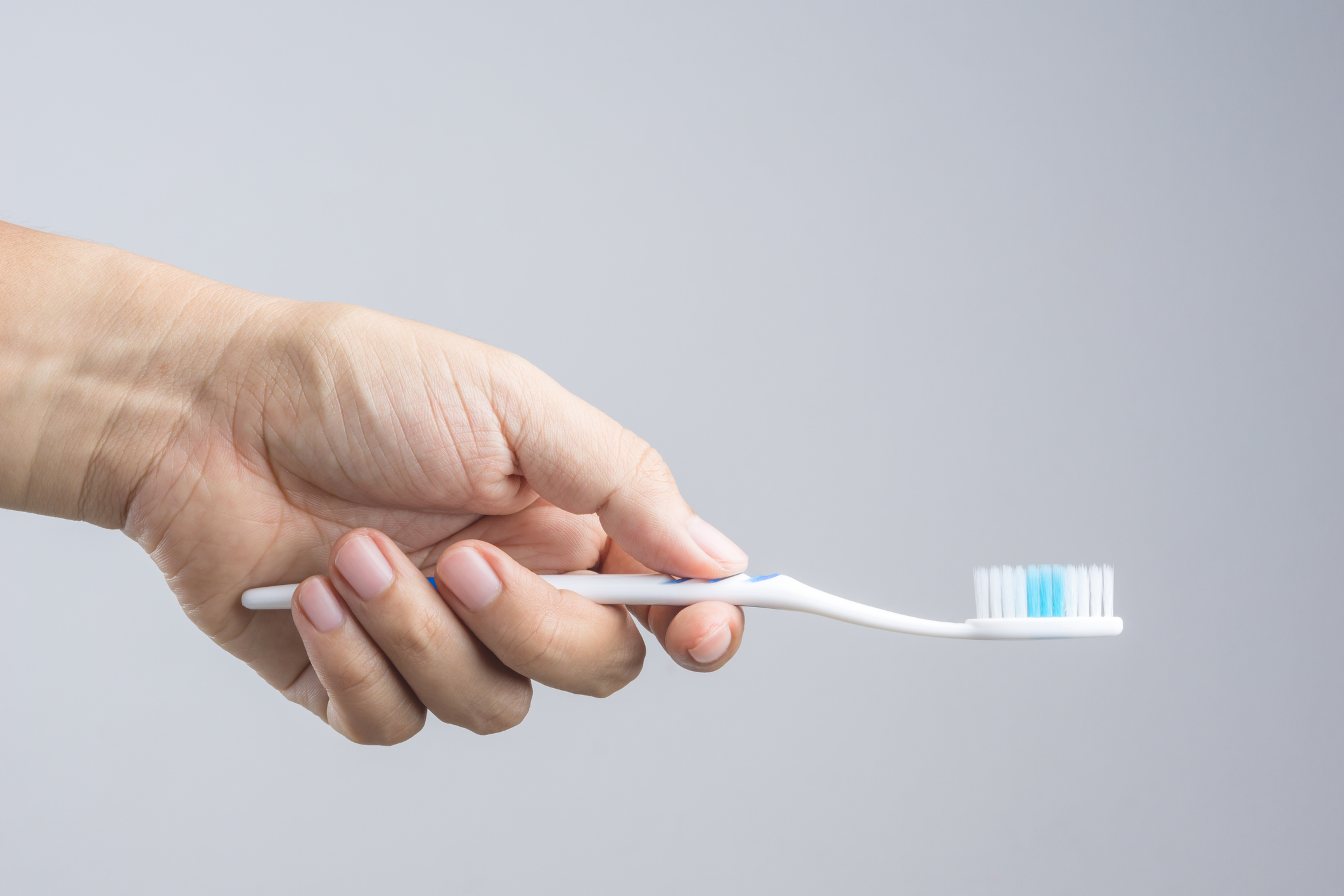 Cum ne-ar putea feri spălatul pe dinți de infecția cu noul coronavirus. Anunțul unui medic stomatolog