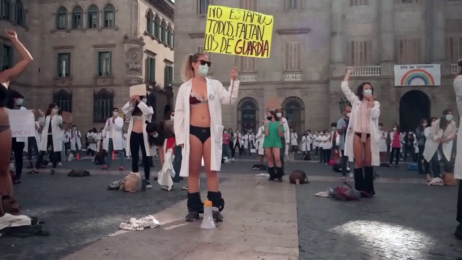 VIDEO. Proteste extreme în Spania. Medicii s-au dezbrăcat în piață, ca să atragă atenția