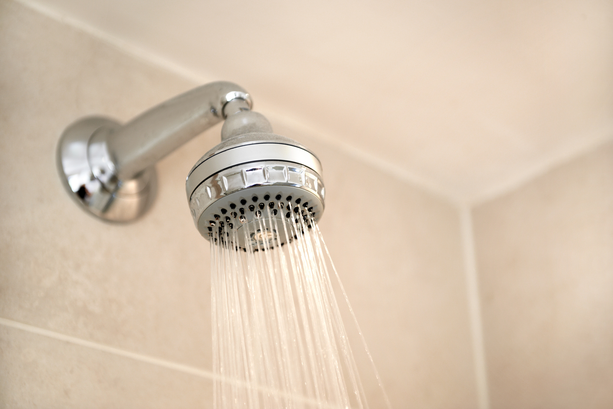 De ce este periculos să faci duș când fulgeră și cum îți poate salva viața regula celor 30 de secunde