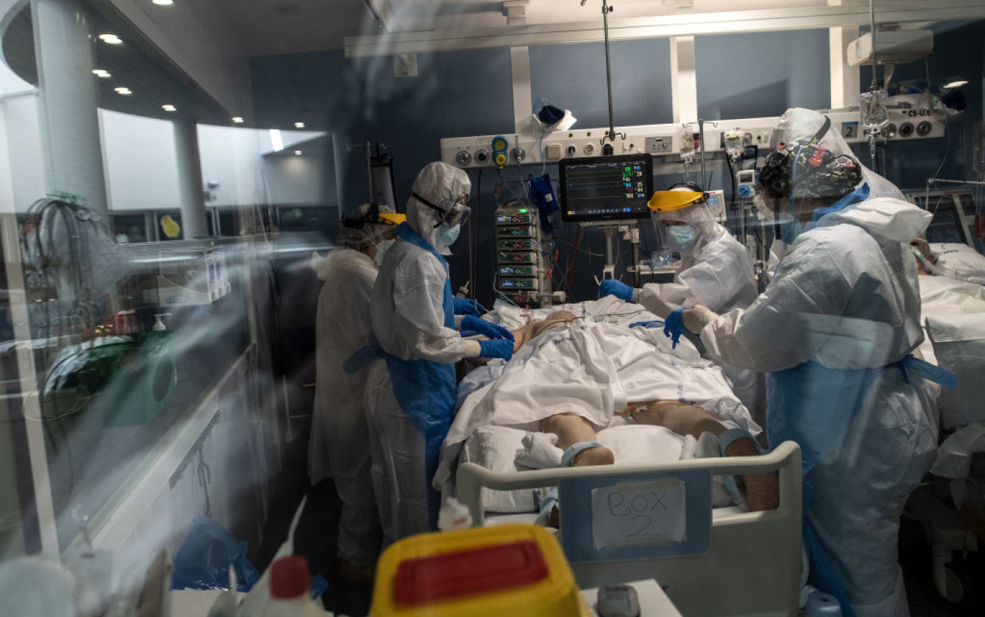 Situații critice în spitalele din țară, din cauza numărului tot mai mare de bolnavi de Covid-19. Medic ATI: „Suntem epuizați”