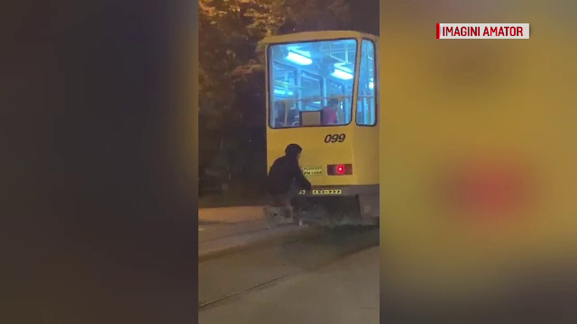 Gest inconștient la Ploiești: A mers agățat de tramvai
