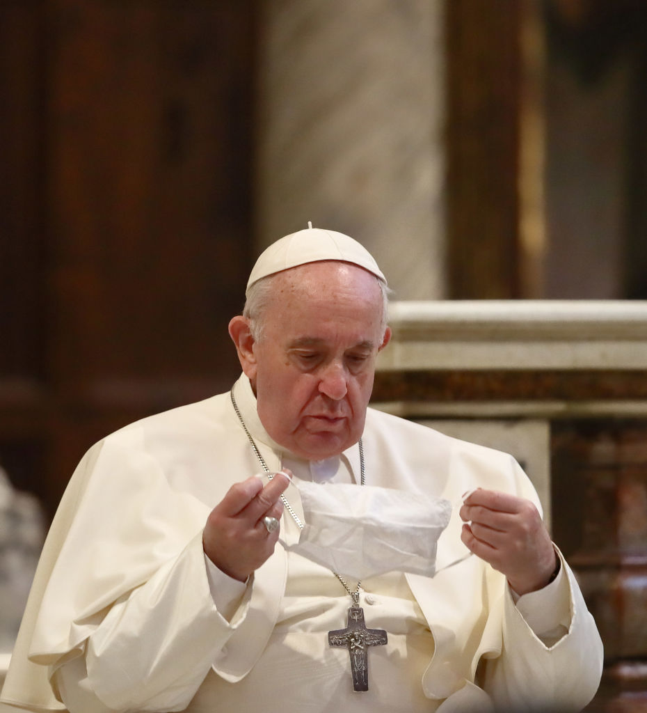 Papa Francisc spune despre Covid-19 că este o ”doamnă care ne face mult rău”. Suveranul Pontif, probleme cu purtarea măștii