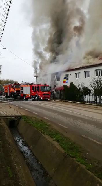 Un incendiu puternic a cuprins o școală din județul Alba. Câte persoane se aflau în instituție. FOTO