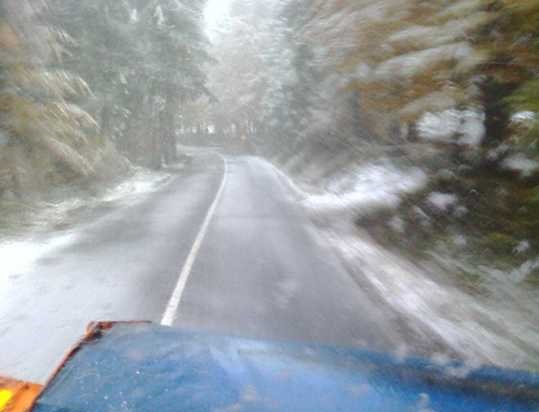 VIDEO. Lapoviţă şi ninsoare în Harghita. Drumarii au intervenit pe cinci drumuri naţionale