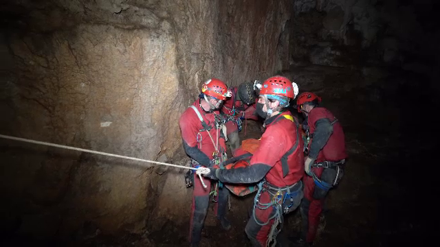 Exercițiu spectaculos de salvare. Cât a durat ca o tânără accidentată să fie scoasă din peșteră, de la 150 de metri adâncime