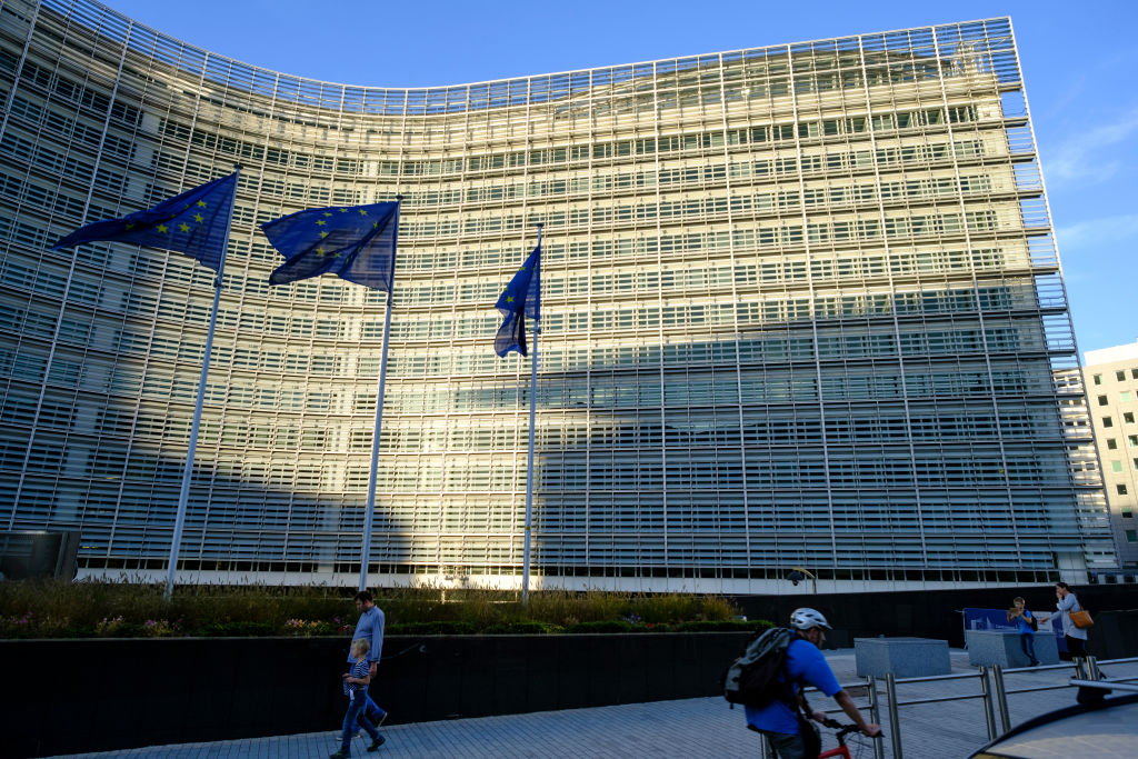 Comisia Europeană va analiza verdictul Tribunalului Constituţional din Polonia şi va decide asupra paşilor următori