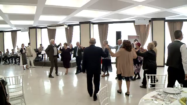 15 cupluri din Craiova au sărbătorit nunta de aur. Seniorii nu au ezitat sa își facă declarații de dragoste