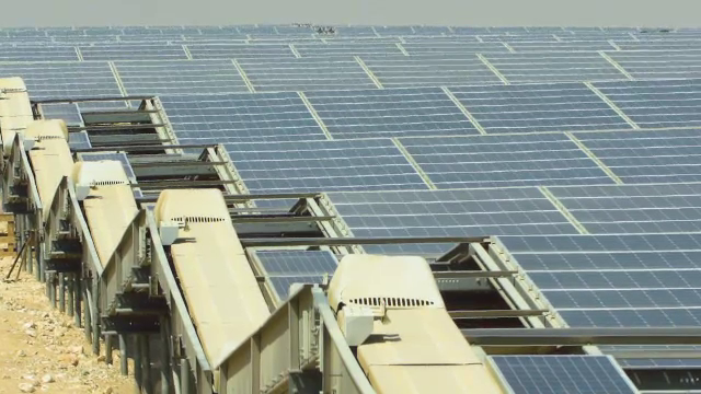 Cum arată cel mai mare parc fotovoltaic din lume. Acoperă aproape 8 kilometri pătrați de dune