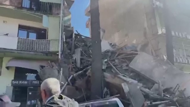 O clădire de șapte etaje s-a prăbușit din senin, în Georgia. Cel puțin trei persoane, scoase de sub dărâmături